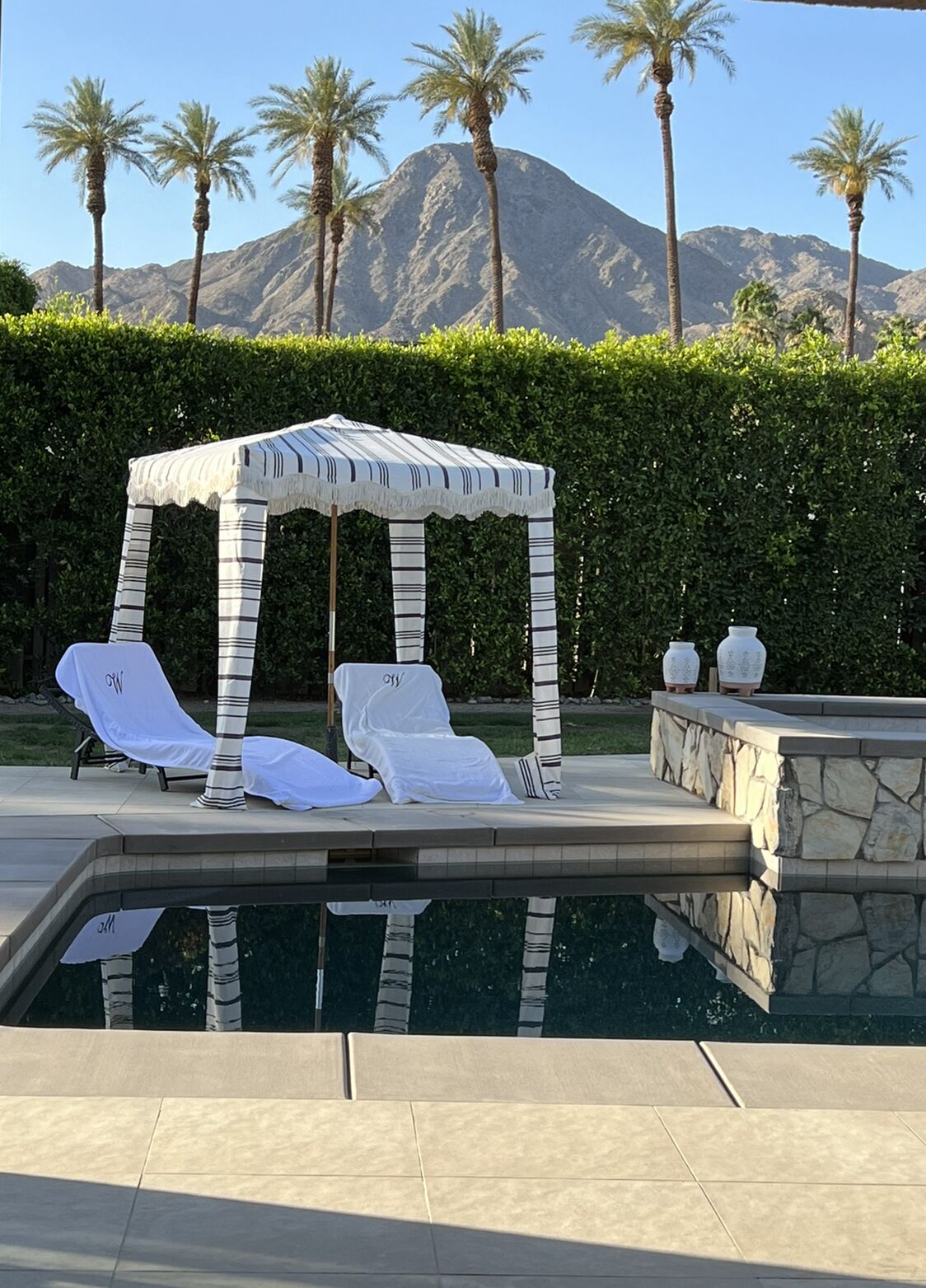 Utendørsbasseng og et oppvarmet basseng