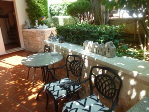 Outdoor dining - Calergi 11-superior Design 2 Bdr Maisonette. Beaches-sunsets-mindful Experiences (Rethymno)