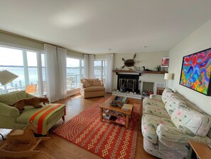 TV, foosball - Assateague Point - Dynamic Waterfront ,Pier,Dock,  LINENS AND TOWELS PROVIDED (Chincoteague)
