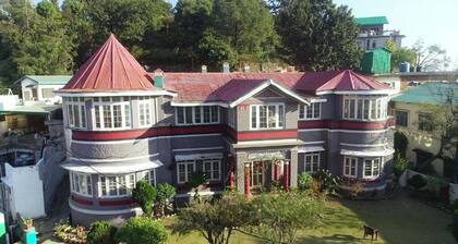 Solan Retreat Villa with Garden