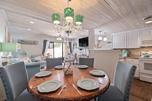 Dining - Poolside Condo - Walk to Beach, Celebration Park, Grocery, Coligny Plaza ! (Hilton Head Island)