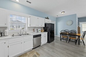 Grand réfrigérateur, micro-ondes, four, plaque de cuisson