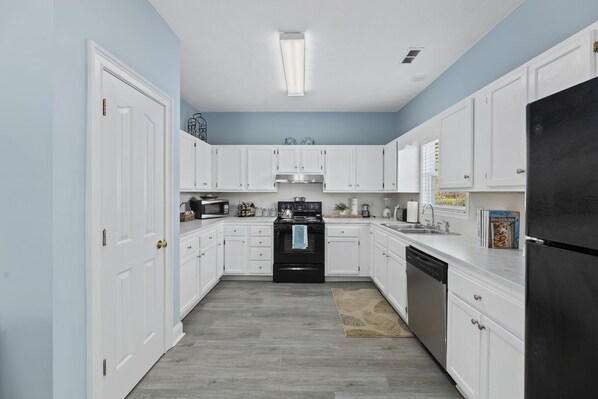 Grand réfrigérateur, micro-ondes, four, plaque de cuisson