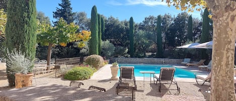 Een buitenzwembad en een verwarmd zwembad