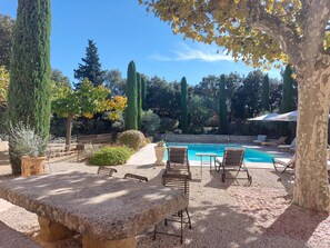 Una piscina al aire libre, una piscina climatizada