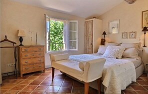 2 slaapkamers, een bureau, een strijkplank/strijkijzer, gratis wifi