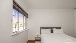 Apartamento básico, varias camas | 2 dormitorios, tabla de planchar con plancha, ropa de cama