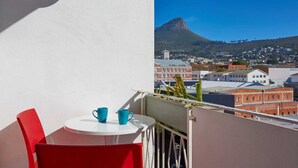 Apartamento básico, varias camas | Restaurante al aire libre