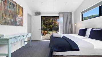 3 bedrooms, desk, iron/ironing board, travel cot