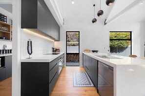 Frigorífic, microones, forn i placa de cuina 