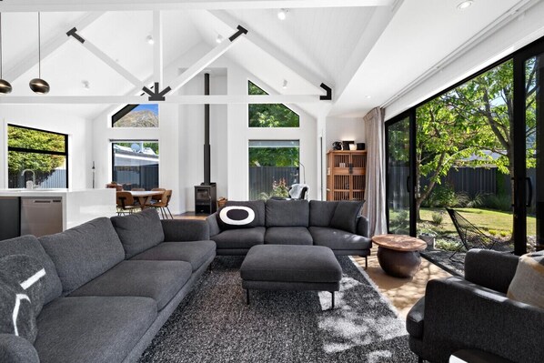 Smart TV, fireplace, books, stereo