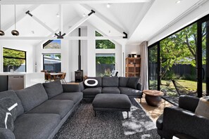 Smart TV, chimenea, libros, estéreo