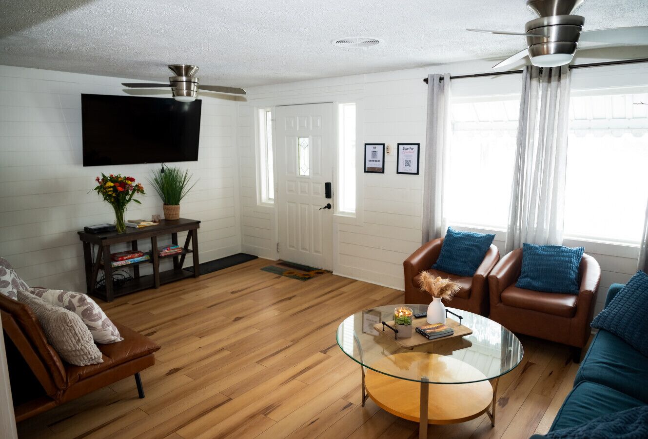 Smart-TV, Kamin, Videospiele, Bücher