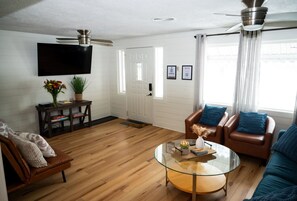 Smart TV, chimenea, videojuegos, libros