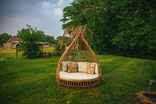 LAKEHOUSE/HOT TUB/8 MILES TO DOWNTOWN/ON 60 ACRES