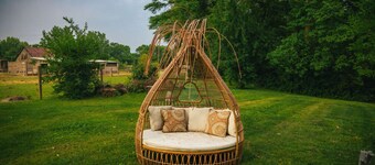 LAKEHOUSE/HOT TUB/8 MILES TO DOWNTOWN/ON 60 ACRES