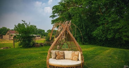 LAKEHOUSE/HOT TUB/8 MILES TO DOWNTOWN/ON 60 ACRES