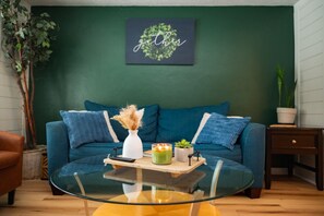 TV connectée, cheminée, jeux vidéo, livres