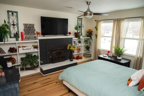 4 habitaciones, escritorio y tabla de planchar con plancha