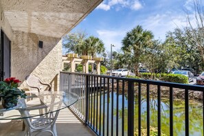 Outdoor dining - Beautiful 3 Bedroom -Pool, Tennis Walk to Beach, Pool Coligny, Celebration Park! (Hilton Head Island)