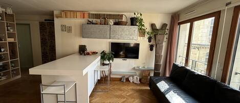 Een smart-tv en boeken