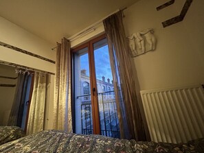 2 Schlafzimmer, Schreibtisch, Bügeleisen/Bügelbrett, Reisekinderbett