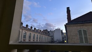 Ein Gebäude mit Rundbogenfenstern und einem Ziegelkamin.