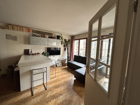 Smart TV, books - Just 5 minutes from the Eiffel Tower and the Seine!
Ideal for families. Parking (PARIS)