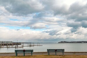 A waterfront view with two benches and a dock extending into the water. - Lovely two bedrooms in the great historic town (Salem)