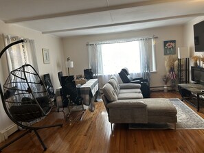 Smart-TV, Kamin, Arbeitsbereiche