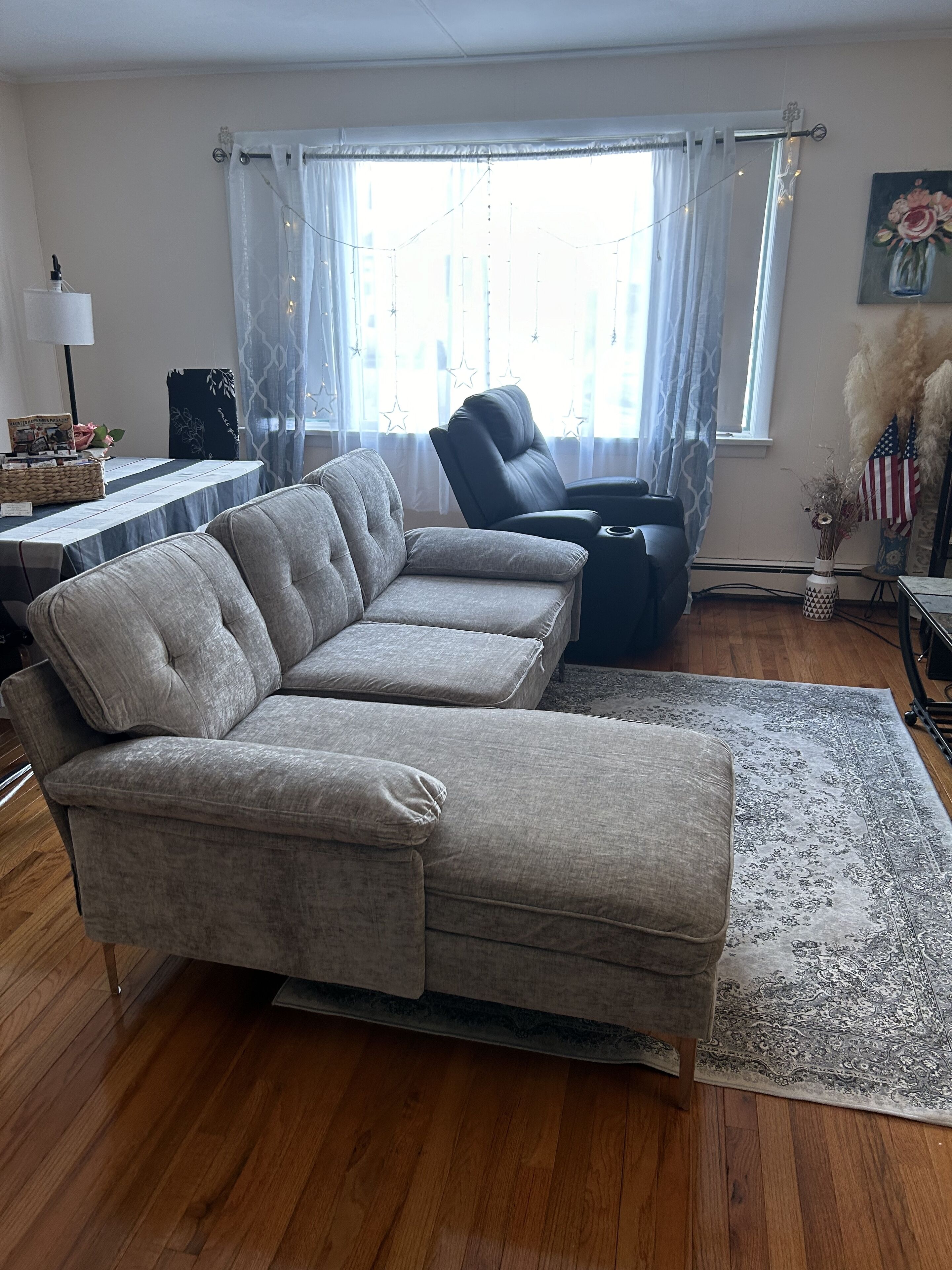 Smart-tv, een open haard en een kantoor