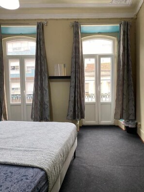 Free WiFi, bed sheets - Sri-Indo Guest House (Lisbon)