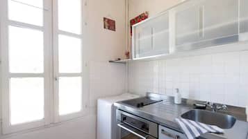 Standard Apartment | Private kitchen | Full-size fridge, microwave, oven, stovetop