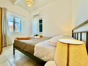 10 bedrooms, travel cot, free WiFi, bed sheets