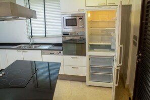 Een koelkast/vriezer, een magnetron, een oven, een vaatwasser