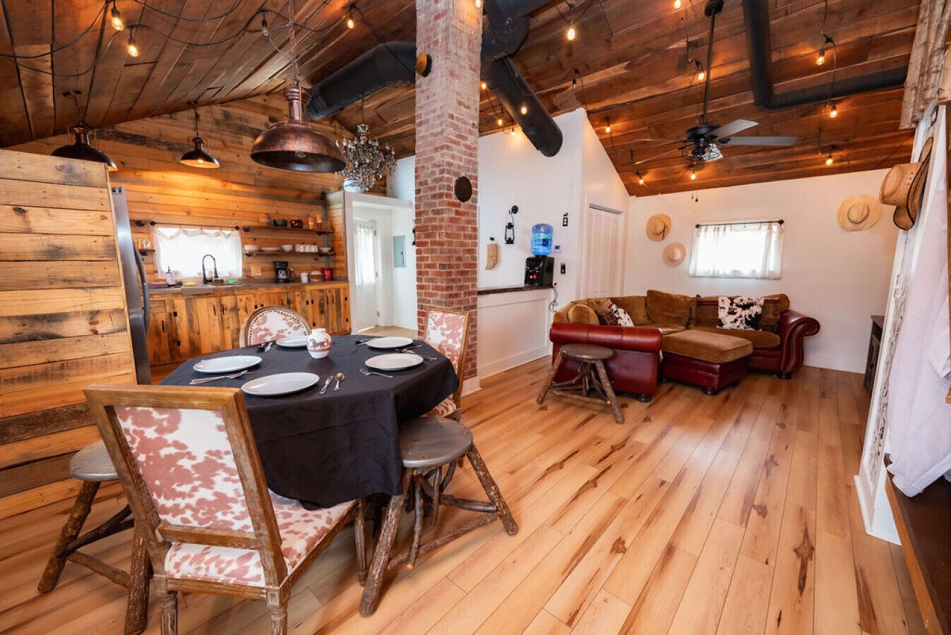 Smart TV, lareira, livros, escritórios