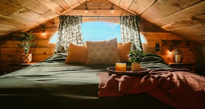 Cowboy Bunkhouse hot tub/lake/farm/nature