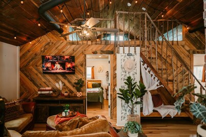 Cowboy Bunkhouse hot tub/lake/farm/nature