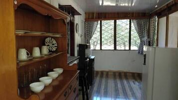 Kühlschrank, Mikrowelle, Herdplatte, Wasserkocher mit Kaffee-/Teezubehör