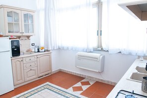 Fridge, oven, stovetop, coffee/tea maker - Labanca's House (Roma)