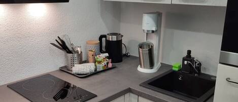 Réfrigérateur, four, plaque de cuisson, cafetière/bouilloire