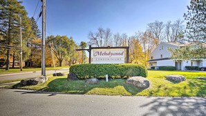 A sign for Melodywood Condominiums with a well-maintained lawn and large rocks. - First-Floor Hunter Condo < 1 Mi to Slopes! (Hunter)