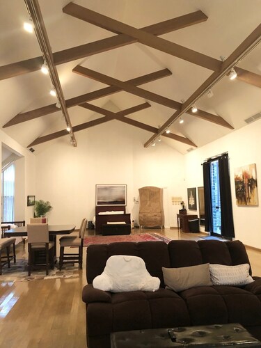 AMAZING HUGE GALLERY APARTMENT + FREE PARKING IN PRIME LOCATION