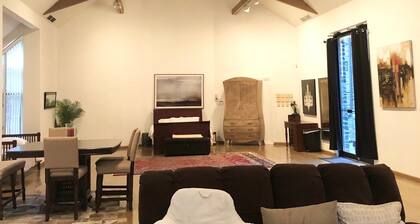 AMAZING HUGE GALLERY APARTMENT + FREE PARKING IN PRIME LOCATION