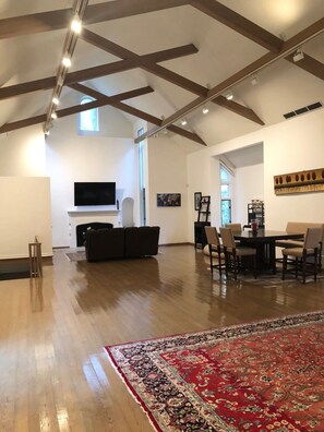 Interior - AMAZING HUGE GALLERY APARTMENT + FREE PARKING IN PRIME LOCATION (Wynnewood)