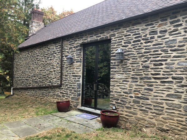 Exterior detail - AMAZING HUGE GALLERY APARTMENT + FREE PARKING IN PRIME LOCATION (Wynnewood)