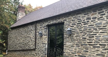 AMAZING HUGE GALLERY APARTMENT + FREE PARKING IN PRIME LOCATION