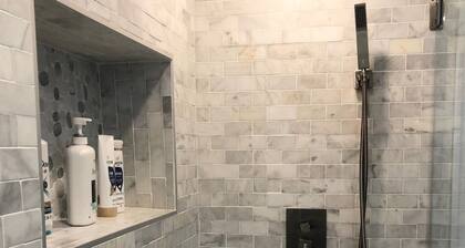 AMAZING HUGE GALLERY APARTMENT + FREE PARKING IN PRIME LOCATION