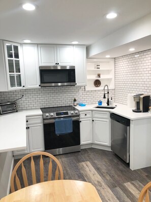 Fridge, microwave, oven, stovetop - AMAZING HUGE GALLERY APARTMENT + FREE PARKING IN PRIME LOCATION (Wynnewood)