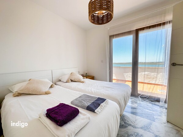 4 عدّة غرف نوم ومكواة/لوح كي وواي فاي وملاءات أسرّة